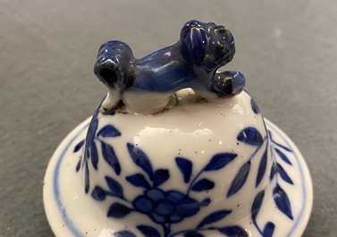 Een Chinees blauw-wit vijfdelig kaststel met pauwen, Kangxi merk, 19e eeuw